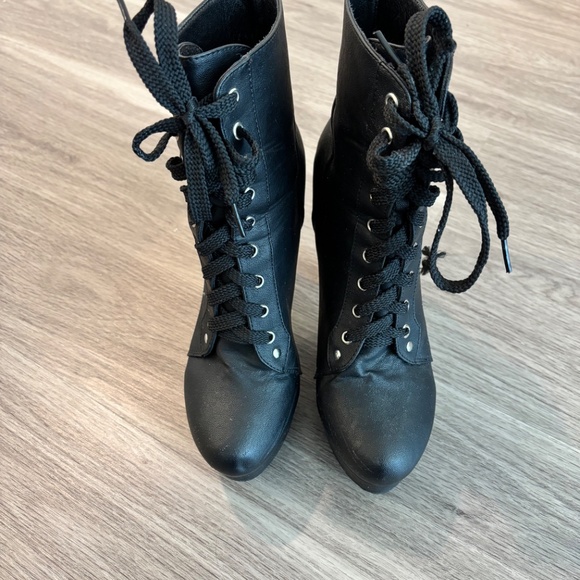 Size 8 Boots - Picture 2 of 2